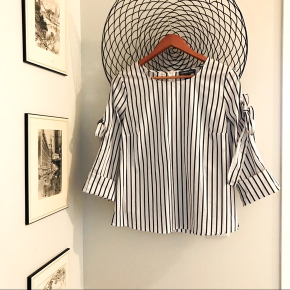 Cute blouse with ties on the arms 💜 - Picture 2 of 6